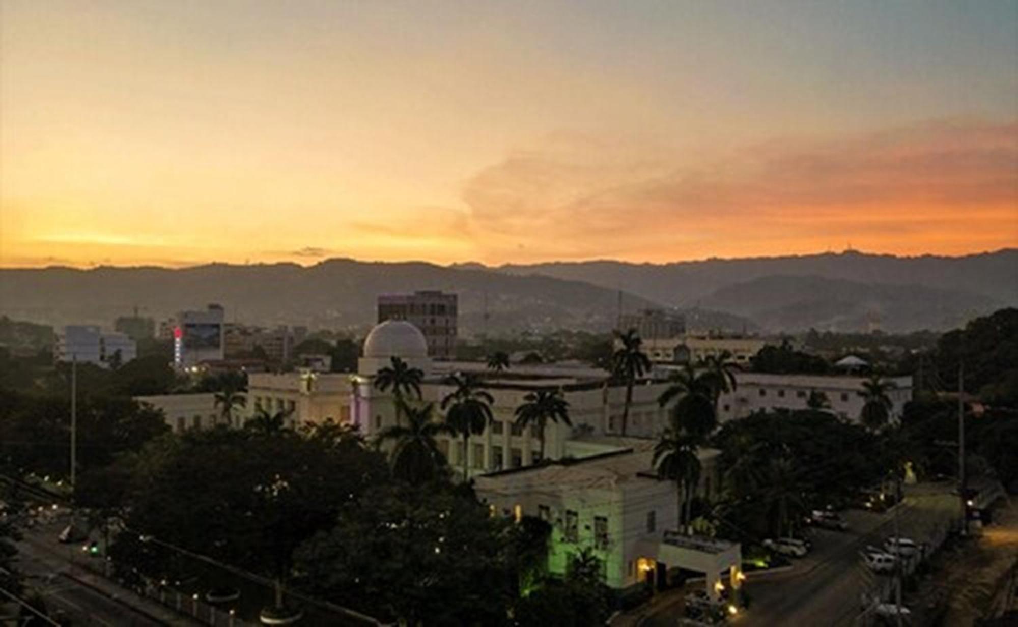 Cebu Capitol Central Hotel & Suites Powered By Cocotel Buitenkant foto